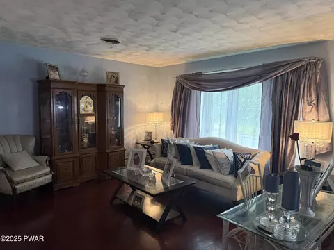 Living - 188 Drakes Ln, Old Forge, PA 18518 photo 3 of 5