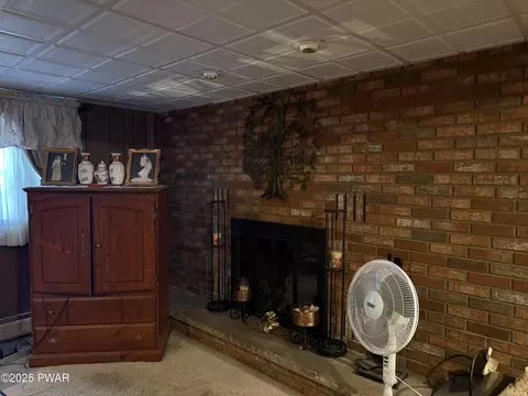 Living - 188 Drakes Ln, Old Forge, PA 18518 photo 4 of 5
