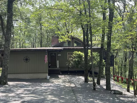 122 Horseshoe Ln, Lords Valley, PA 18428