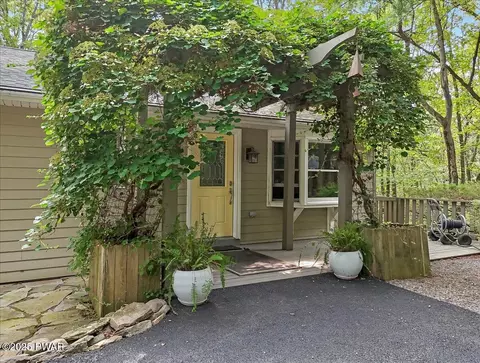 112 Heavenly Valley Dr, Tafton, PA 18464