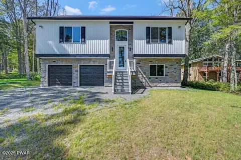 220 Washington Dr, Lords Valley, PA 18428