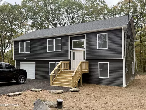 108 Lakeview Ct, Milford, PA 18337