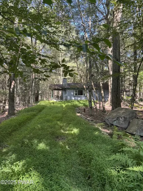 1028 Galaxie Pl, Gouldsboro, PA 18424