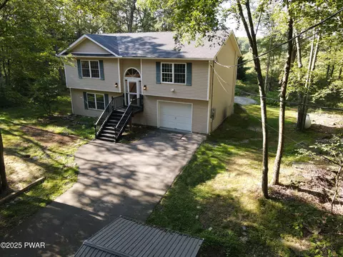 199 Lake Forest Dr, Dingmans Ferry, PA 18328