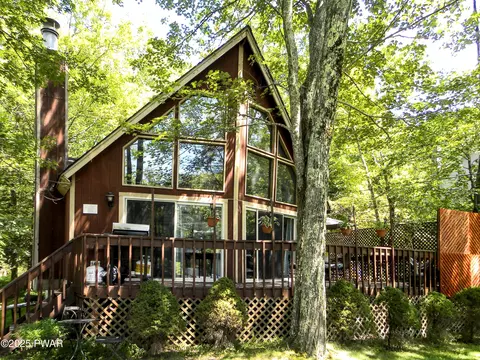 227 Lake Dr, Dingmans Ferry, PA 18328
