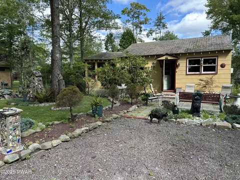 116 S Sunset Dr, Greentown, PA 18426