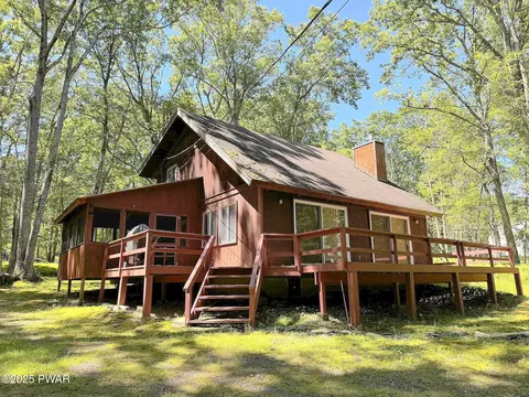 225 Cottonwood Dr, Hawley, PA 18428