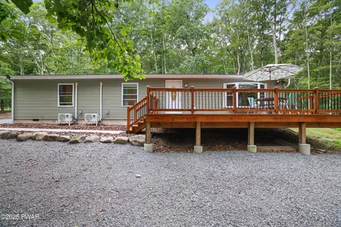105 Muldovan Dr, Hawley, PA 18428