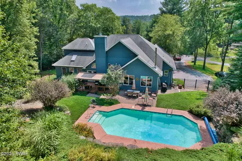 123 Milford Estates Dr, Milford, PA 18337