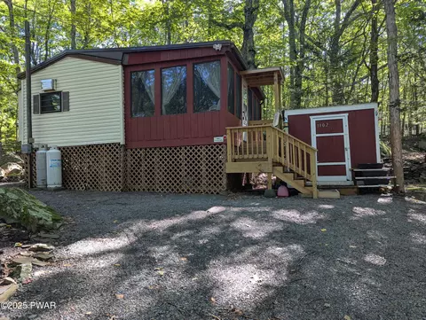 105 Beaver Ln, Shohola, PA 18458