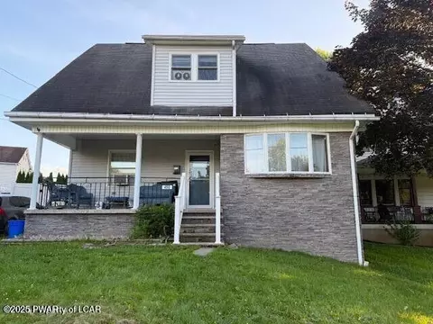 450 Delaware St, Throop, PA 18512