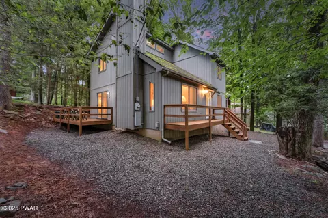 1085 Beaver Lake Dr, Lake Ariel, PA 18436