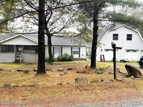 70 Campfire Ln, Gouldsboro, PA 18424