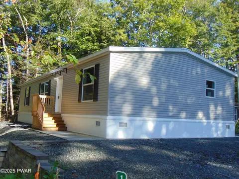 132 Spruce St, Greentown, PA 18426