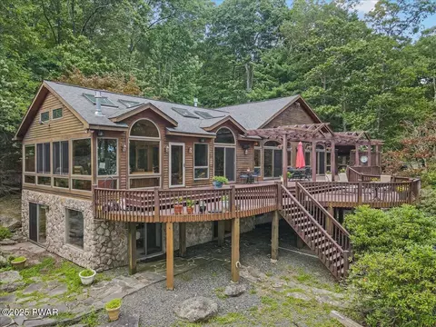 124 Paupack Point Rd, Hawley, PA 18428