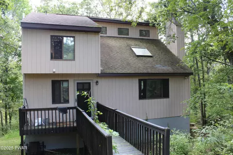 804 Wagoner Pl, Hawley, PA 18428