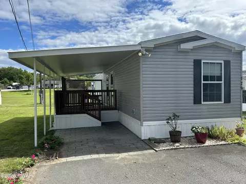 129 Green Acres Ln, Milford, PA 18337