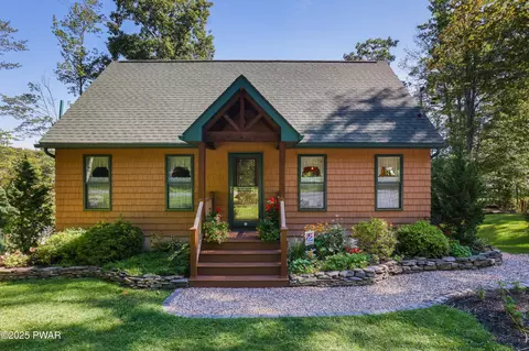 59 W Shore Dr, Hawley, PA 18428