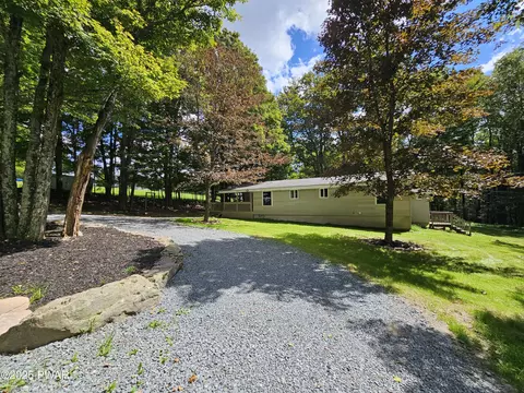 108 Scenic Ln, Greentown, PA 18426