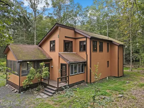 800 Osprey Ct, Lords Valley, PA 18428