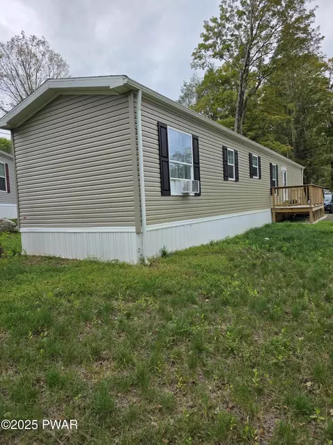 108 Middle Rd, Greentown, PA 18426