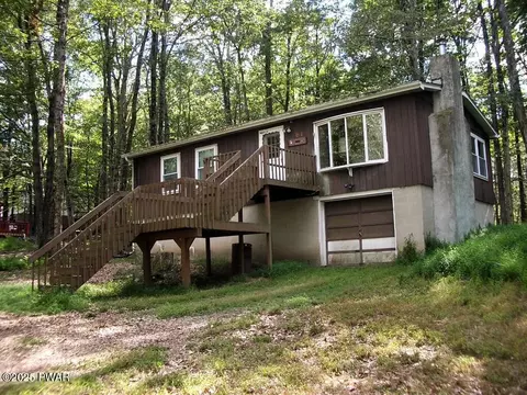 61 Windsor Rd, Hawley, PA 18428
