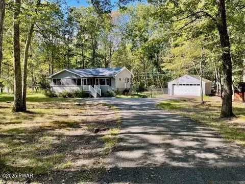 112 Center Trl, Hawley, PA 18428