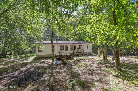 104 White Oak Dr, Shohola, PA 18458