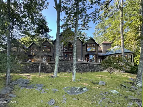 85 Boulder Point Rd, Lakeville, PA 18438