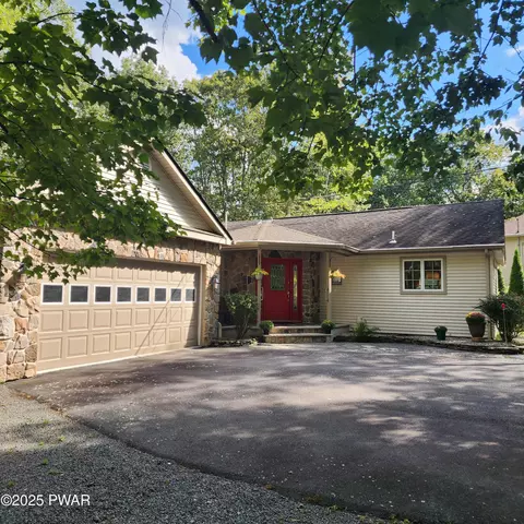 128 Saddlebrook Ln, Lords Valley, PA 18428