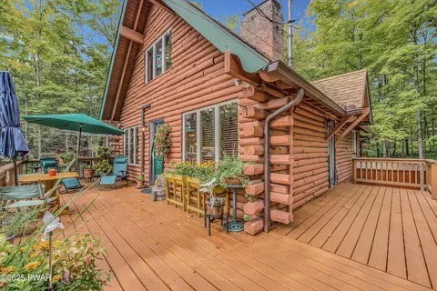 12 Parkwood Dr, Lake Ariel, PA 18436