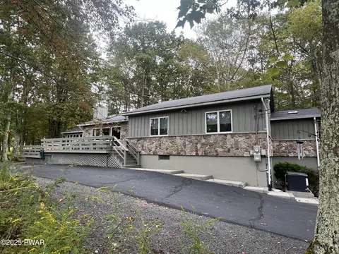 116 W End Dr, Lords Valley, PA 18428