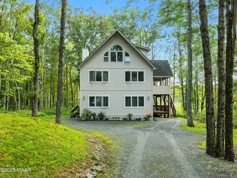115 Buckboard Ln, Lords Valley, PA 18428
