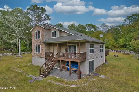 267 Eastwood Dr, Shohola, PA 18458