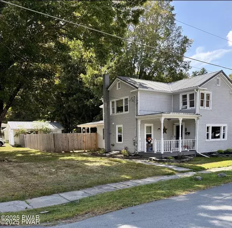 642 Paupack St, Hawley, PA 18428