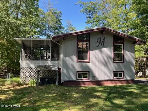 125 Cherry Hill Cir, Hawley, PA 18428