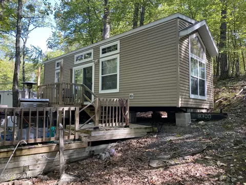 109 Walnut St, Shohola, PA 18458