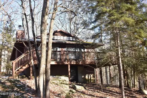 203 Canterbrook Dr, Lords Valley, PA 18428