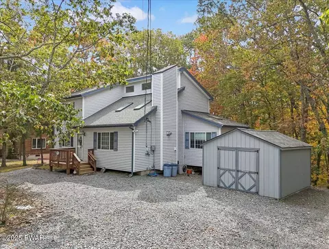212 Eastwood Dr, Greentown, PA 18426