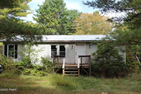 155 Blooming Grove Rd, Hawley, PA 18428