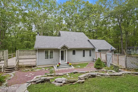 106 Arbutus Ct, Milford, PA 18337