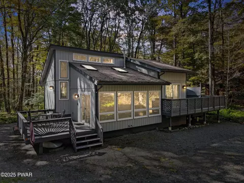 62 Sheffick Rd, Gouldsboro, PA 18424