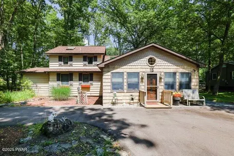 3 Circle Dr, Lakeville, PA 18438