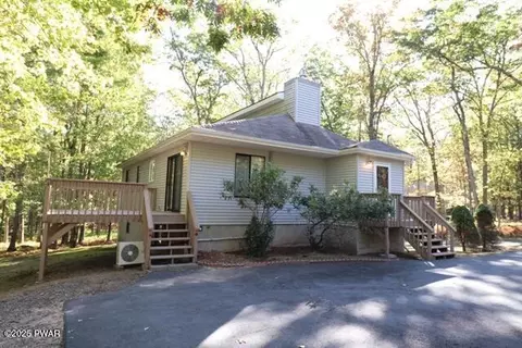 247 W Lakeview Rd, Lackawaxen, PA 18435