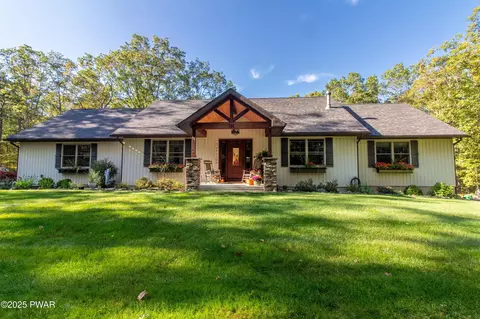 114 Whispering Oaks Rd, Greeley, PA 18425