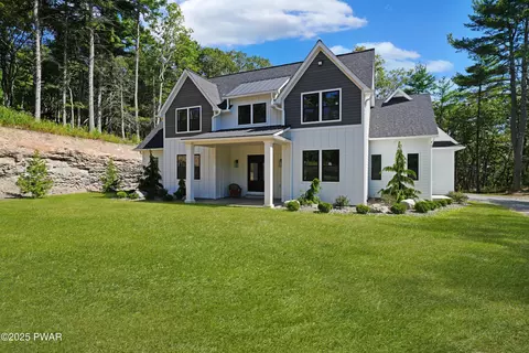 9 Gary Ln, Milford, PA 18337