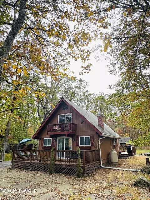 131 Maple Ridge Dr, Lords Valley, PA 18428