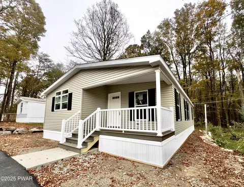 125 Middle Rd, Greentown, PA 18426