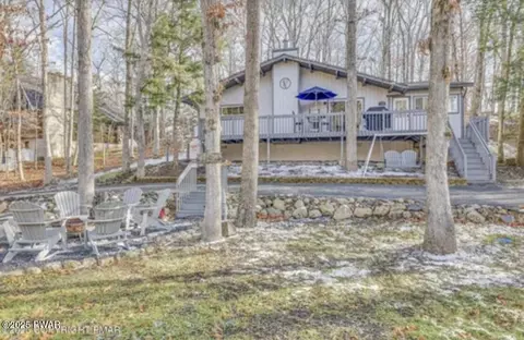 3126 Snowden Dr, Bushkill, PA 18324
