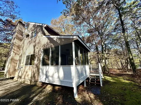 101 Ridgeway Dr, Lords Valley, PA 18428